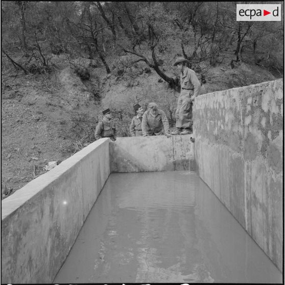 Vie quotidienne dans un poste de montagne. [Description en cours]