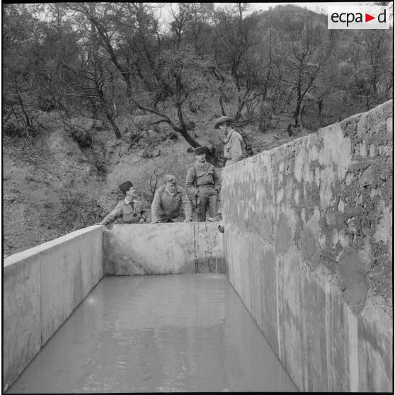 Vie quotidienne dans un poste de montagne. [Description en cours]