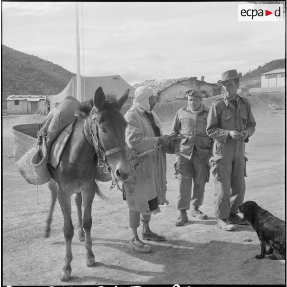 Vie quotidienne dans un poste de montagne. [Description en cours]