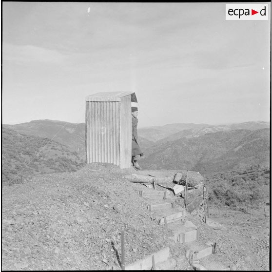 Vie quotidienne dans un poste de montagne. [Description en cours]