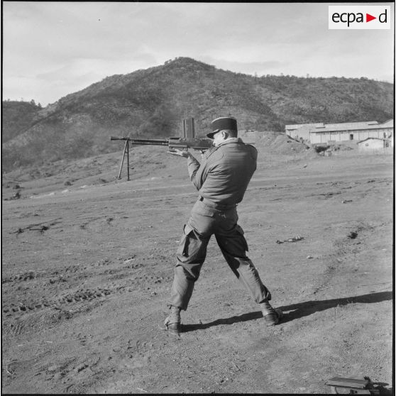 Vie quotidienne dans un poste de montagne. [Description en cours]