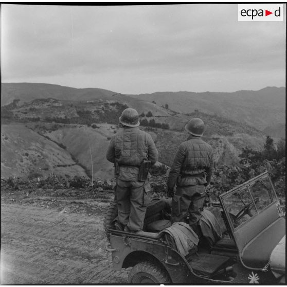 Vie quotidienne dans un poste de montagne. [Description en cours]