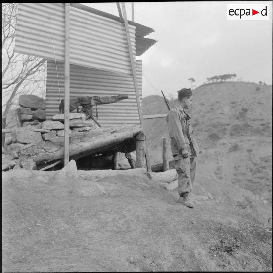 Vie quotidienne dans un poste de montagne. [Description en cours]