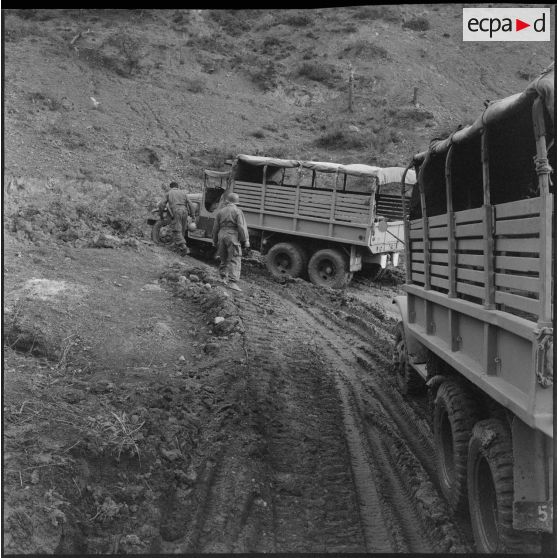 Vie quotidienne dans un poste de montagne. [Description en cours]