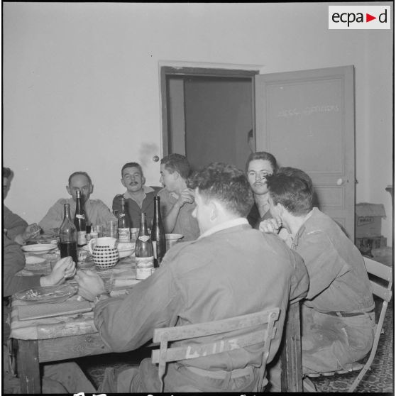 Vie quotidienne dans un poste de montagne. [Description en cours]