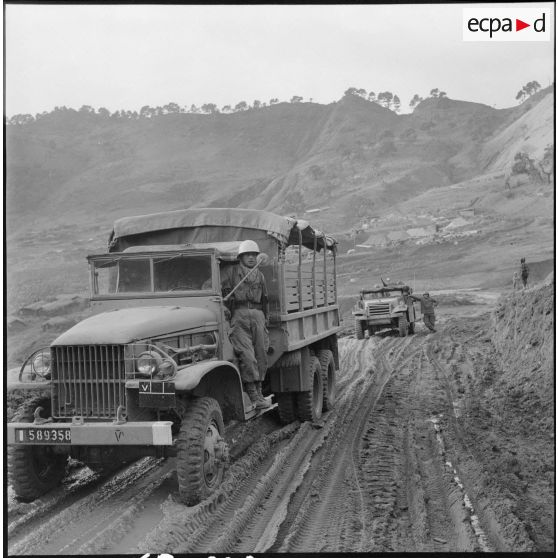 Vie quotidienne dans un poste de montagne. [Description en cours]