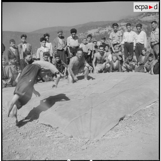 Le 22e bataillon de chasseurs alpins à Bouïra. [Description en cours]