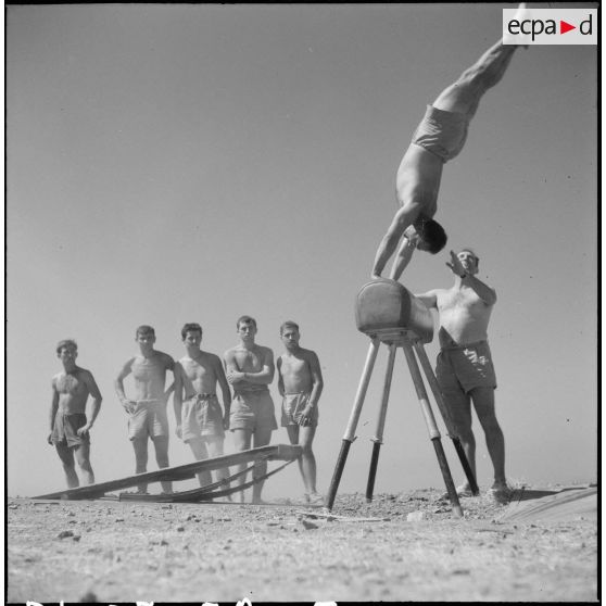 Le 22e bataillon de chasseurs alpins à Bouïra. [Description en cours]