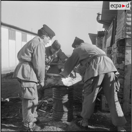 Vie quotidienne au 8e régiment d'infanterie motorisé. [Description en cours]