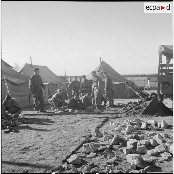 Vie quotidienne au 8e régiment d'infanterie motorisé. [Description en cours]