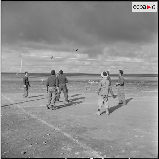 Vie quotidienne au 8e régiment d'infanterie motorisé. [Description en cours]