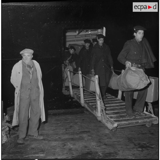 Retour à Alger des élèves moniteurs de la jeunesse algérienne. [Description en cours]