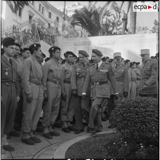 Retour à Alger des élèves moniteurs de la jeunesse algérienne. [Description en cours]
