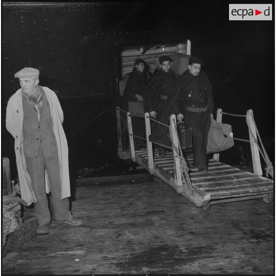 Retour à Alger des élèves moniteurs de la jeunesse algérienne. [Description en cours]