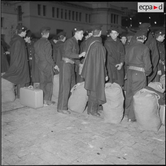 Retour à Alger des élèves moniteurs de la jeunesse algérienne. [Description en cours]
