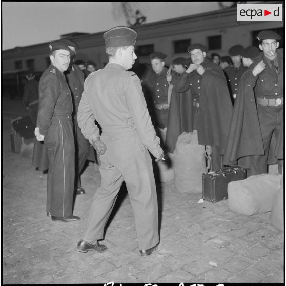 Retour à Alger des élèves moniteurs de la jeunesse algérienne. [Description en cours]