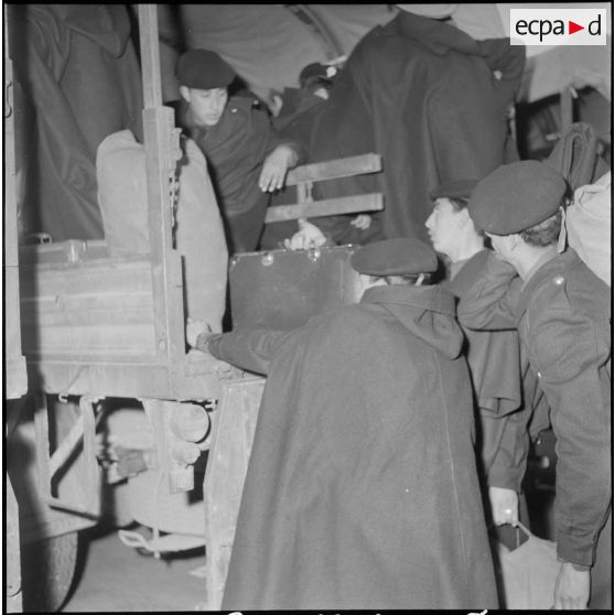 Retour à Alger des élèves moniteurs de la jeunesse algérienne. [Description en cours]