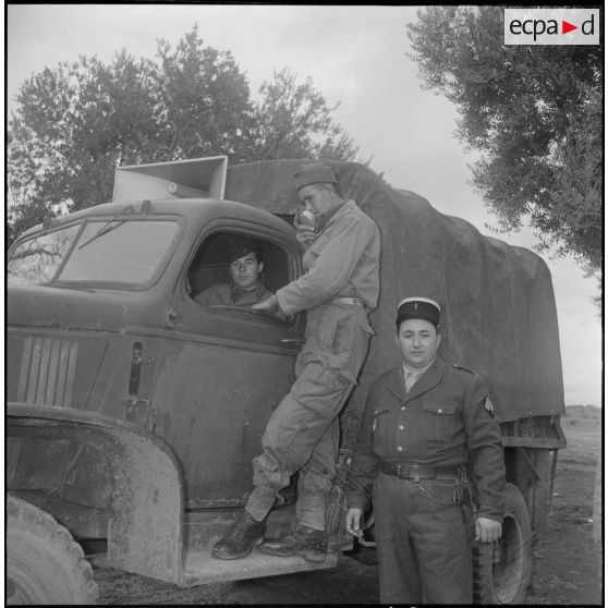 Action psychologique au marché à Bouira. [Description en cours]