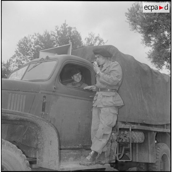 Action psychologique au marché à Bouira. [Description en cours]