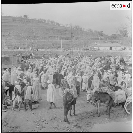 Action psychologique au marché à Bouira. [Description en cours]