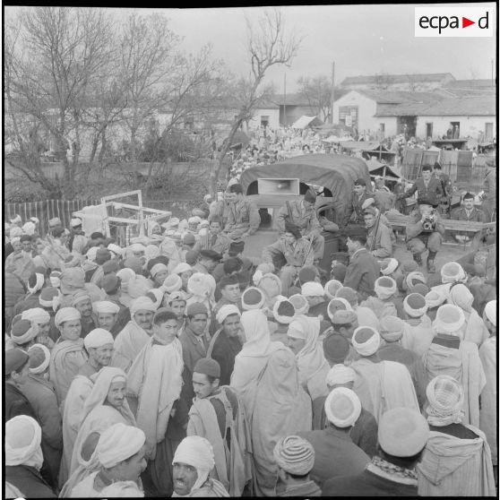 Action psychologique au marché à Bouira. [Description en cours]