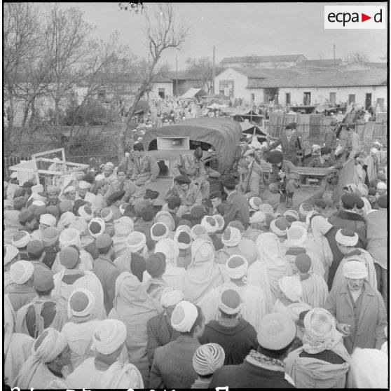 Action psychologique au marché à Bouira. [Description en cours]