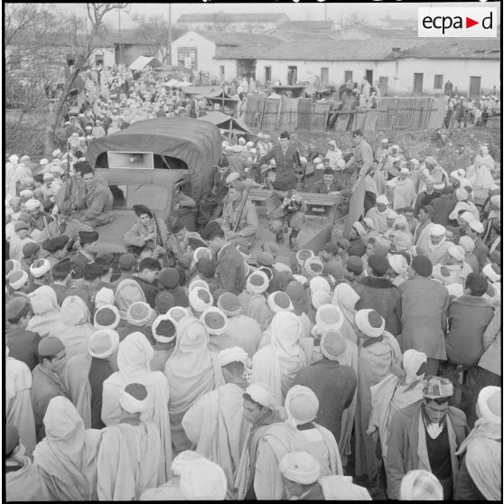 Action psychologique au marché à Bouira. [Description en cours]