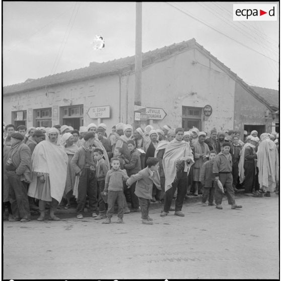 Action psychologique au marché à Bouira. [Description en cours]