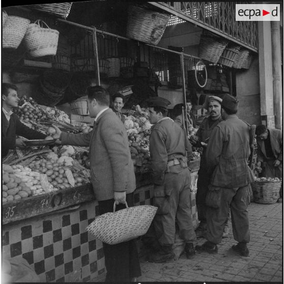 Vie quotidienne d’un régiment de blindés. [Description en cours]