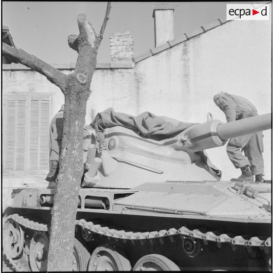 Vie quotidienne d’un régiment de blindés. [Description en cours]