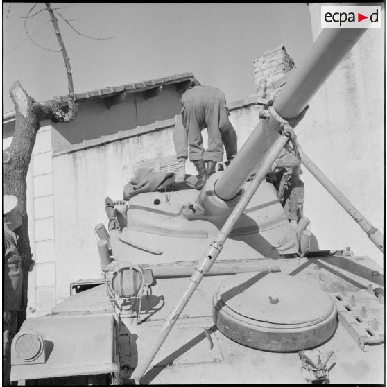 Vie quotidienne d’un régiment de blindés. [Description en cours]