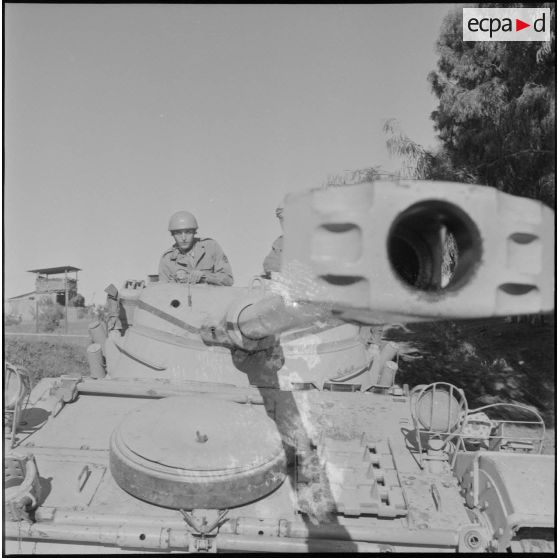 Vie quotidienne d’un régiment de blindés. [Description en cours]