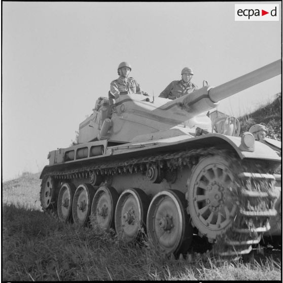 Vie quotidienne d’un régiment de blindés. [Description en cours]