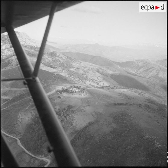 Vue aérienne de poste. [Description en cours]