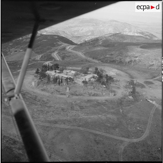 Vue aérienne de poste. [Description en cours]