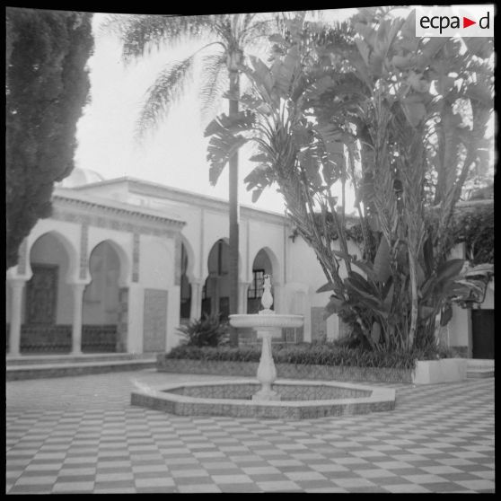 Le club alpin français visite en compagnie de Maurice Herzog le musée du Bardot à Alger. [Description en cours]