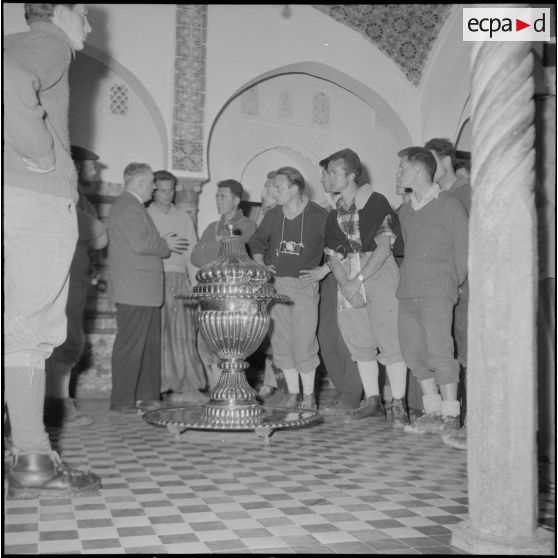 Le club alpin français visite en compagnie de Maurice Herzog le musée du Bardot à Alger. [Description en cours]