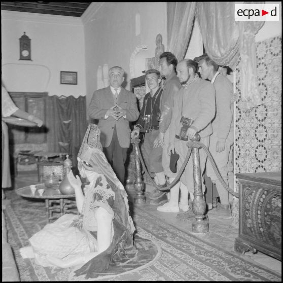 Le club alpin français visite en compagnie de Maurice Herzog le musée du Bardot à Alger. [Description en cours]