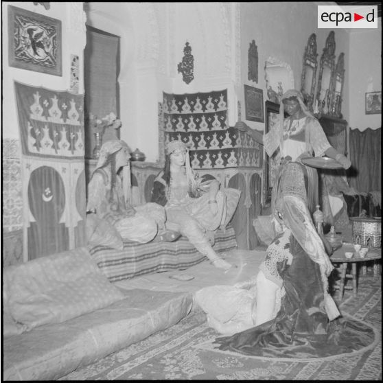 Le club alpin français visite en compagnie de Maurice Herzog le musée du Bardot à Alger. [Description en cours]