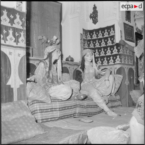 Le club alpin français visite en compagnie de Maurice Herzog le musée du Bardot à Alger. [Description en cours]