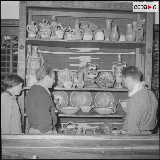 Le club alpin français visite en compagnie de Maurice Herzog le musée du Bardot à Alger. [Description en cours]