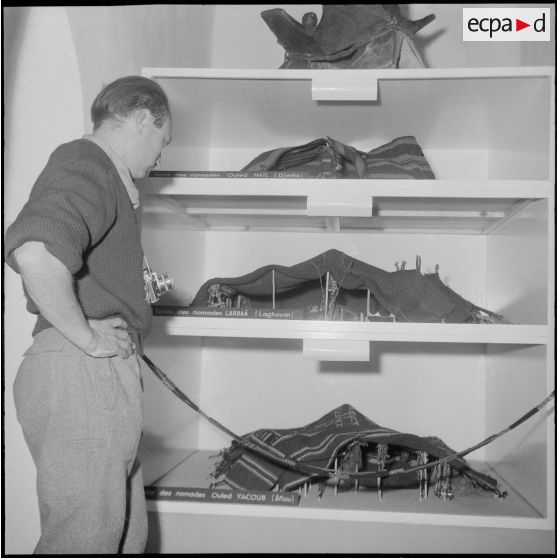 Le club alpin français visite en compagnie de Maurice Herzog le musée du Bardot à Alger. [Description en cours]