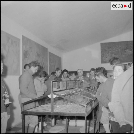 Le club alpin français visite en compagnie de Maurice Herzog le musée du Bardot à Alger. [Description en cours]