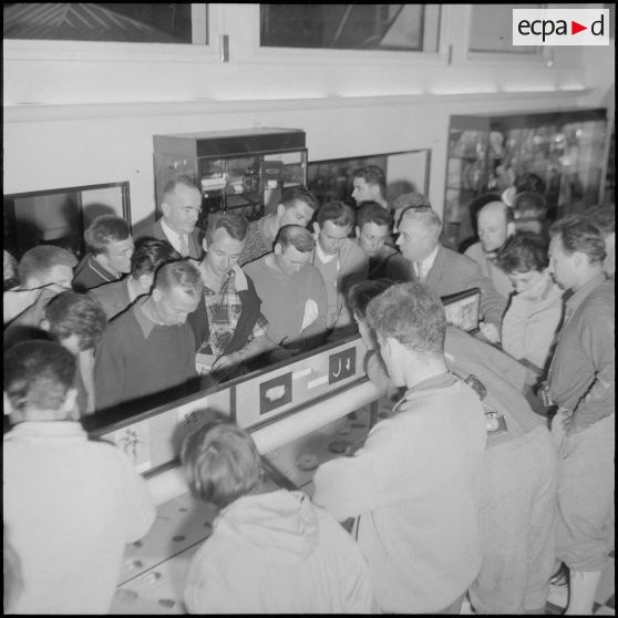 Le club alpin français visite en compagnie de Maurice Herzog le musée du Bardot à Alger. [Description en cours]