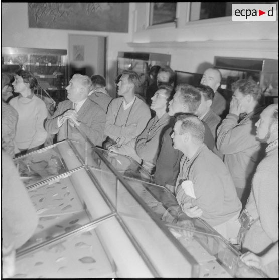 Le club alpin français visite en compagnie de Maurice Herzog le musée du Bardot à Alger. [Description en cours]