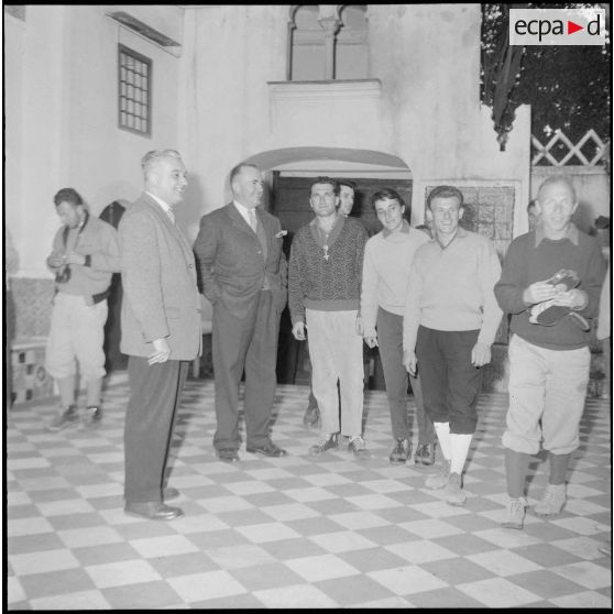 Le club alpin français visite en compagnie de Maurice Herzog le musée du Bardot à Alger. [Description en cours]