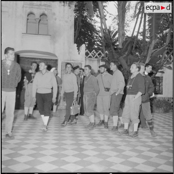 Le club alpin français visite en compagnie de Maurice Herzog le musée du Bardot à Alger. [Description en cours]