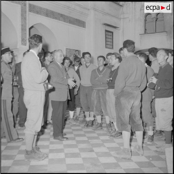 Le club alpin français visite en compagnie de Maurice Herzog le musée du Bardot à Alger. [Description en cours]