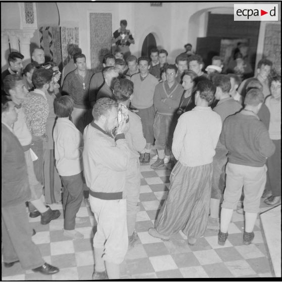 Le club alpin français visite en compagnie de Maurice Herzog le musée du Bardot à Alger. [Description en cours]