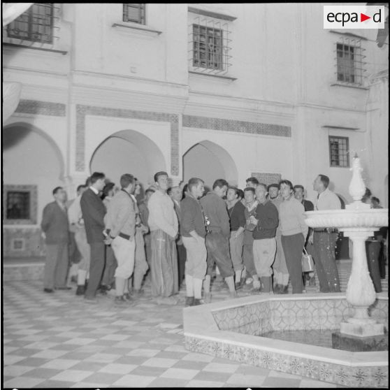Le club alpin français visite en compagnie de Maurice Herzog le musée du Bardot à Alger. [Description en cours]